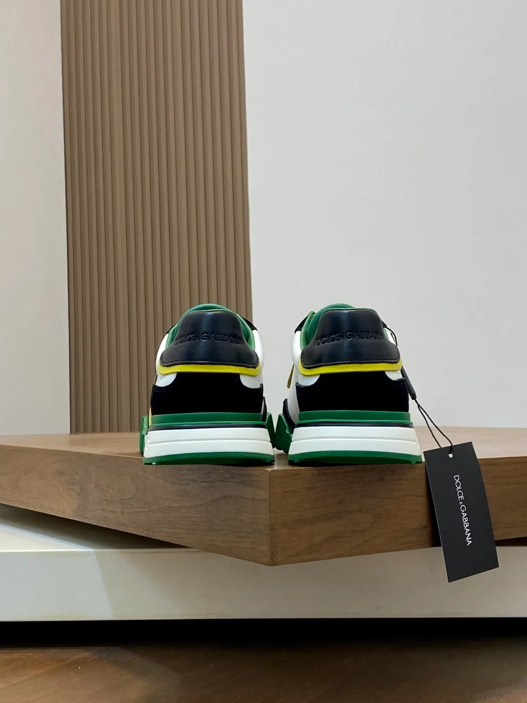 💰800 Dolce&Gabbana/Dolce & Gabbana men’s new casual sports shoes This sneaker is made of multiple materials. The nylon fabric upper is integrated with glossy leather, suede leather and rubber elements, and is decorated with reflective details. It has a silk-screen logo and a dual design of thick round and flat laces. It has a square toe, rubber foam midsole and gear pattern rubber composite sole decorated with the iconic "DG" logo. The shoe body is decorated with three-dimensional labels with the brand logo in many places. The style is fashionable and elegant, and the unique design is presented in a dazzling and modern new language. The fabric towel lining is paired with logo cowhide feet for a stylish and stylish look! Comes with a full set of packaging! Size: 39-40-41-42-43-44 leather shoe size (38/45 can be customized but does not support returns)